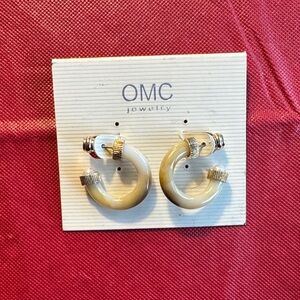 BRROKS BROTHERS GOLD TONE SMALL HOOP EARRINGS UNSIGNED NWT